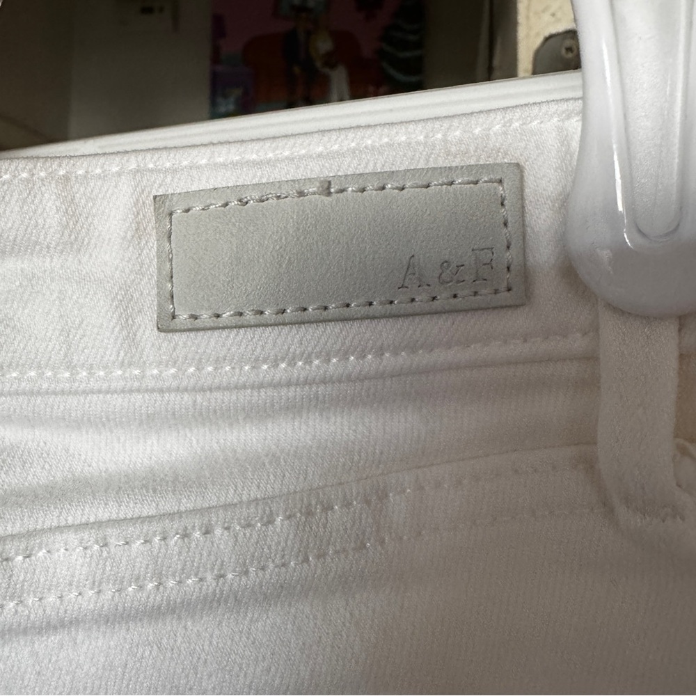 Women’s Size 27 Abercrombie & Fitch White Ankle Jeans - Picture 3 of 9